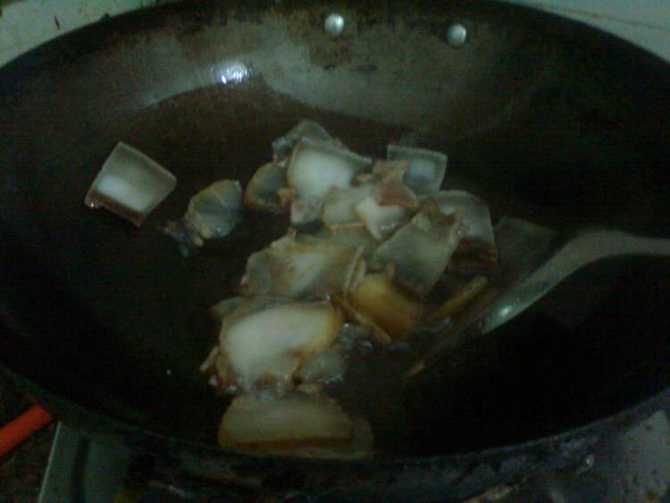 青椒香葱炒腊肉步骤2