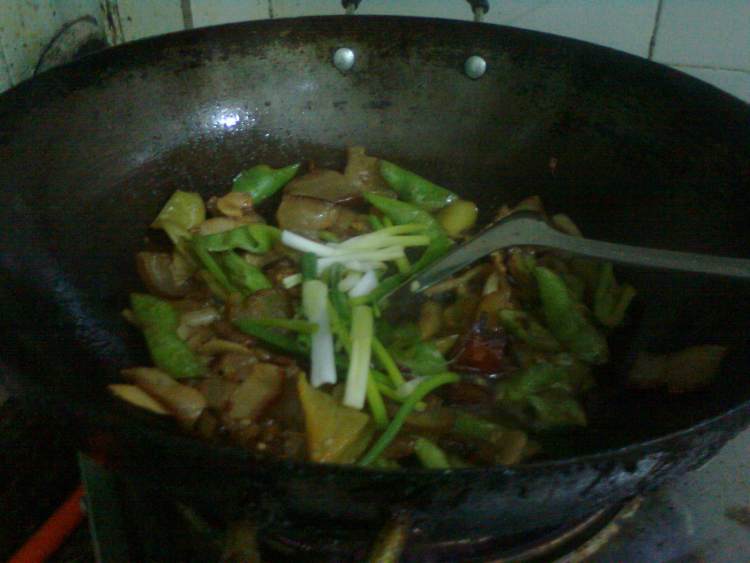 青椒香葱炒腊肉步骤6