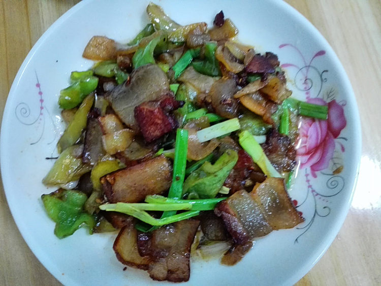 青椒香葱炒腊肉步骤8