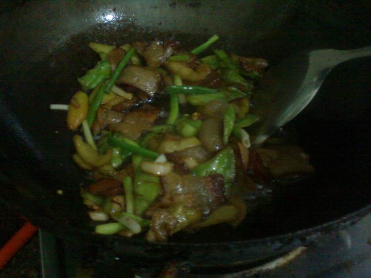 青椒香葱炒腊肉步骤7