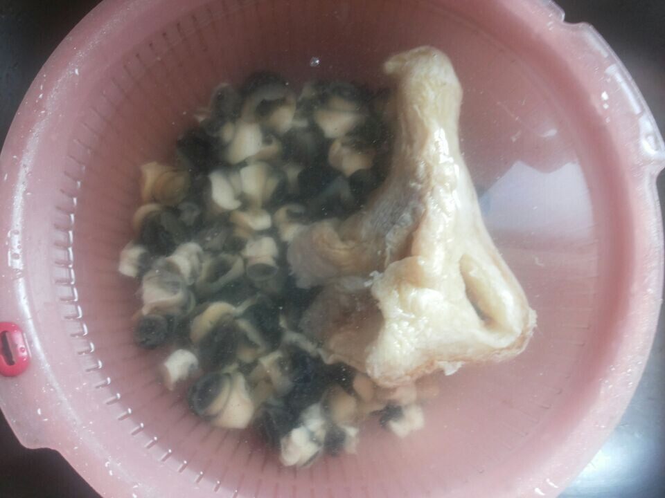 浓香腊肉炒田螺步骤1