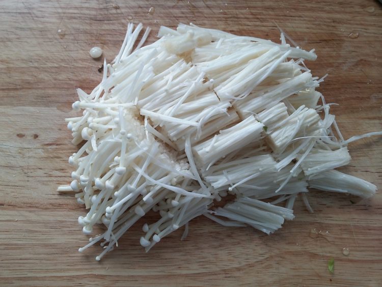 金针菇炒腊肉步骤5
