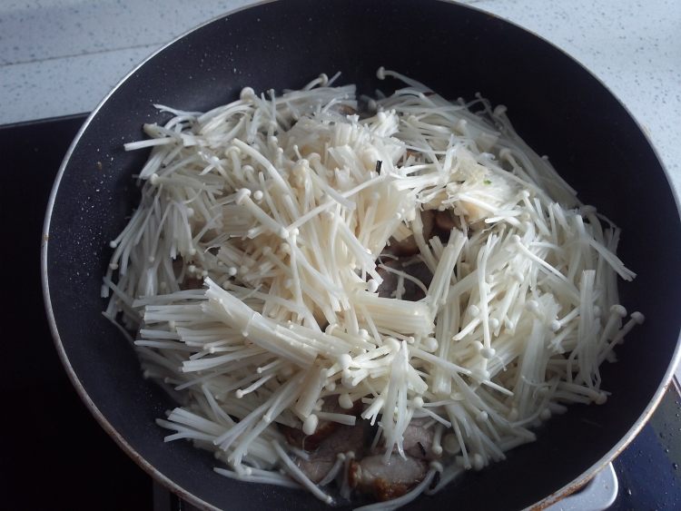 金针菇炒腊肉步骤7