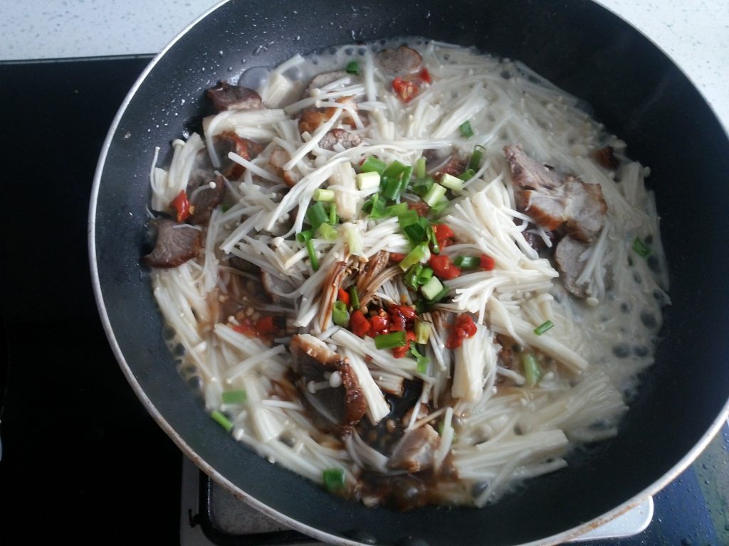 金针菇炒腊肉步骤8