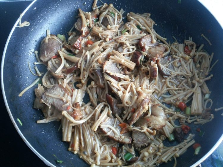 金针菇炒腊肉步骤9