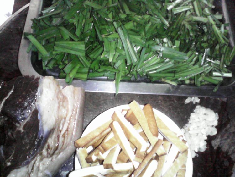 腊肉豆干炒韭菜步骤2