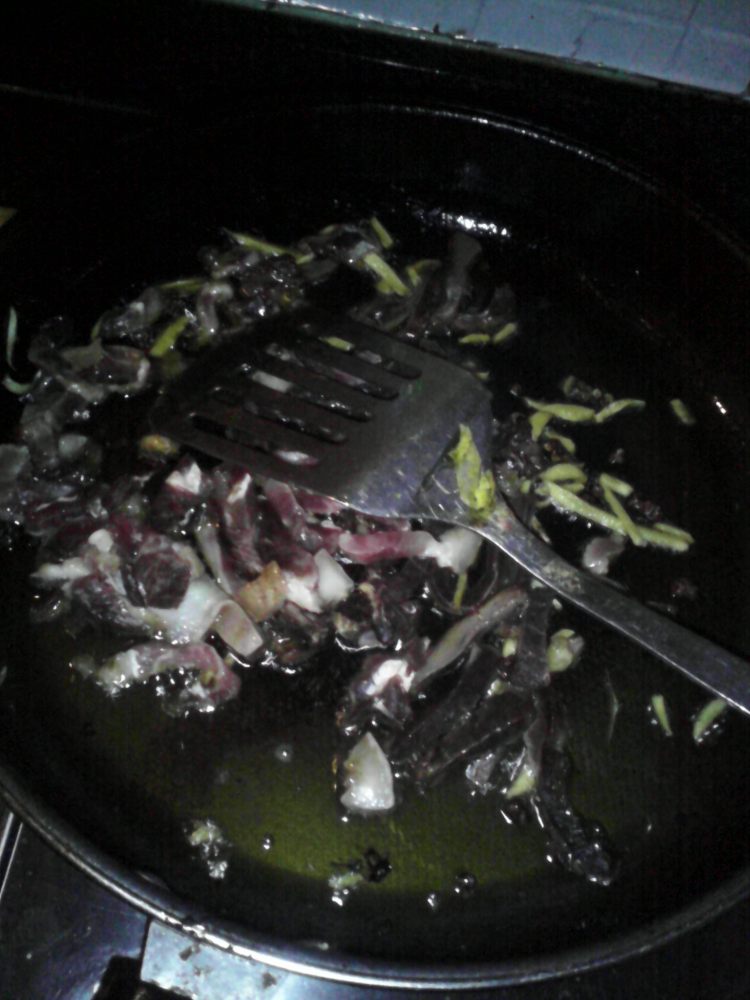 腊肉豆干炒韭菜步骤5