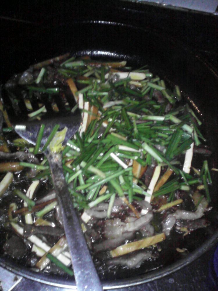 腊肉豆干炒韭菜步骤7