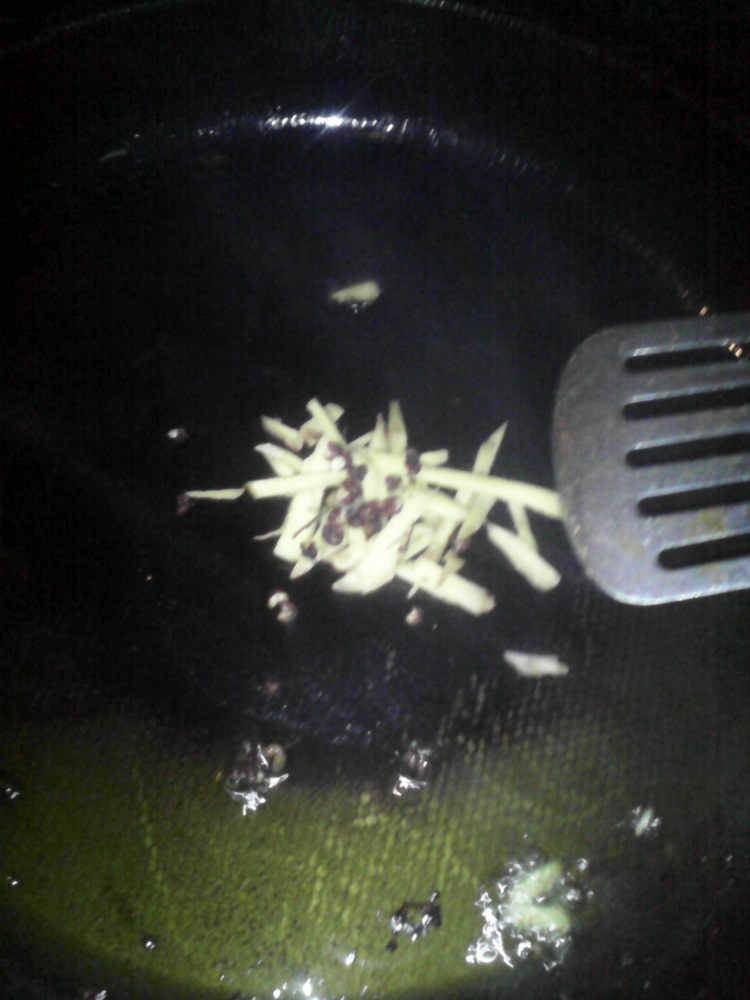 腊肉豆干炒韭菜步骤4