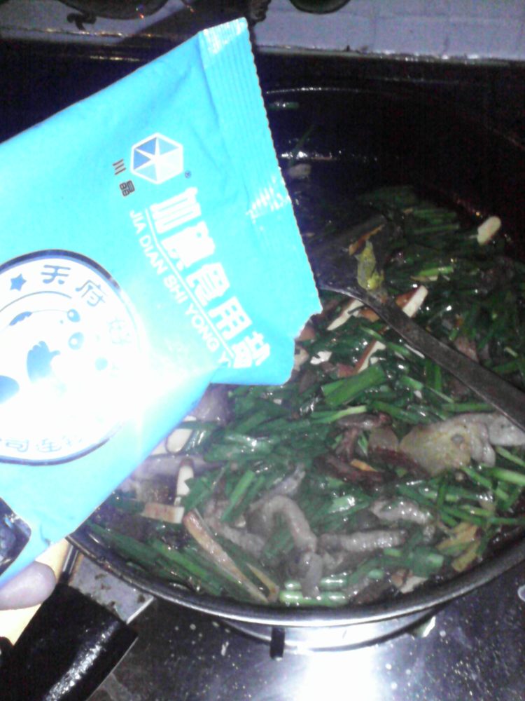 腊肉豆干炒韭菜步骤10