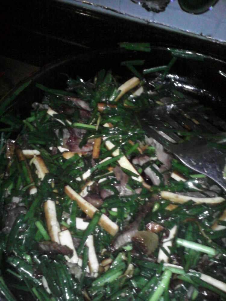 腊肉豆干炒韭菜步骤9