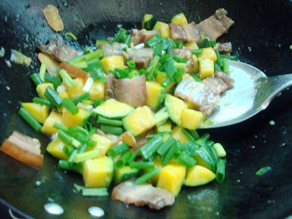 腊肉烧小南瓜步骤9