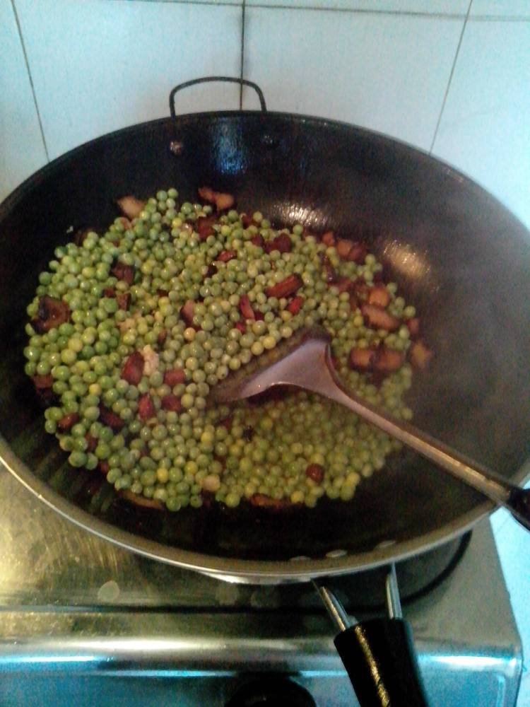 腊肉焖豌豆步骤6