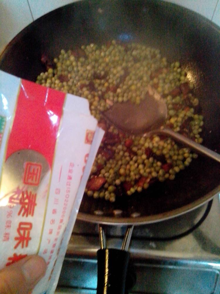 腊肉焖豌豆步骤8