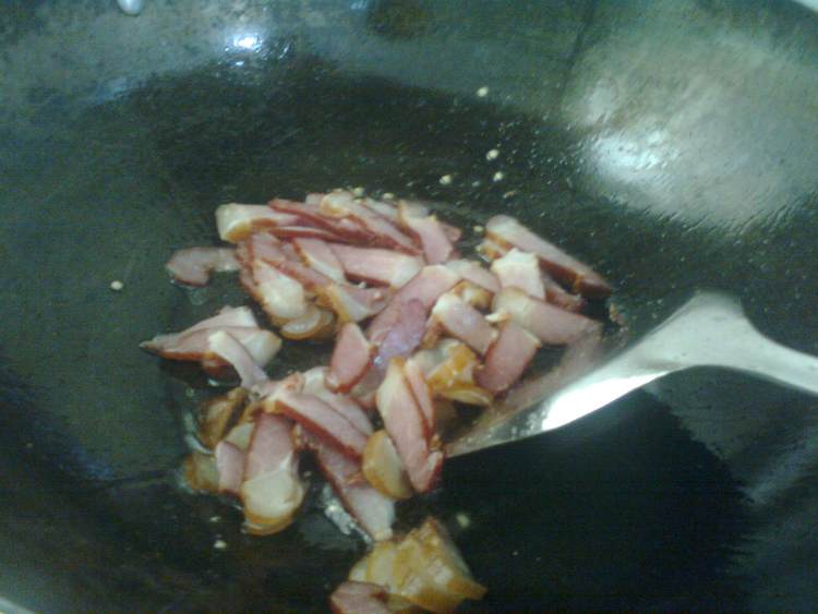 洋葱红椒炒腊肉步骤7