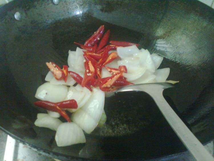 洋葱红椒炒腊肉步骤5