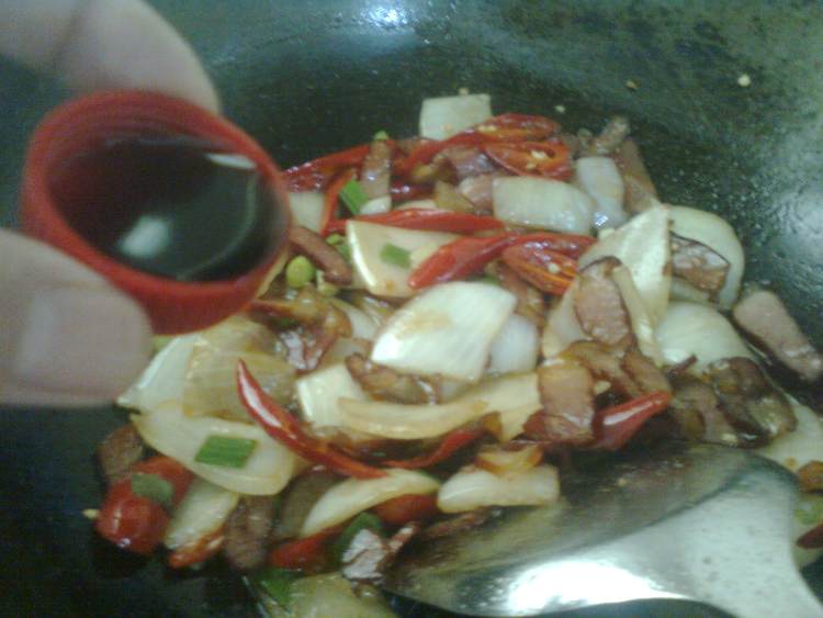 洋葱红椒炒腊肉步骤10