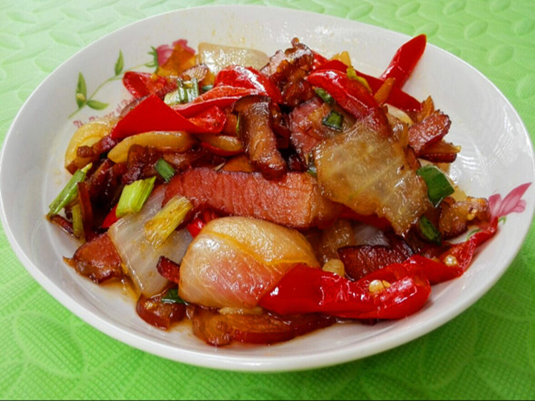 洋葱红椒炒腊肉步骤11