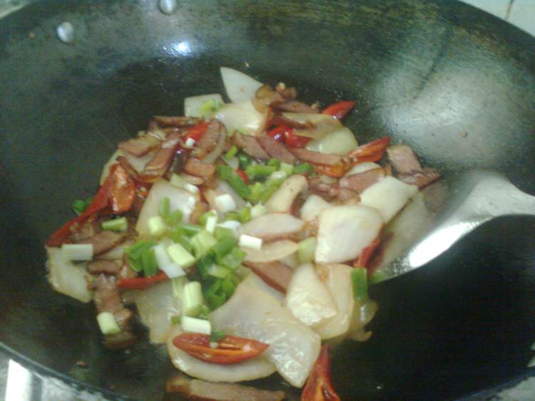 洋葱红椒炒腊肉步骤8
