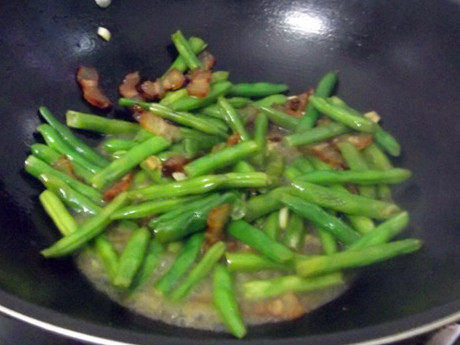 腊肉炒龙牙豆步骤6