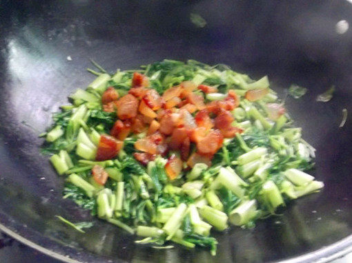 腊肉炒通菜步骤5