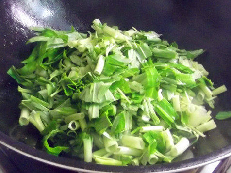 腊肉炒通菜步骤4