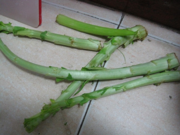 腊肉炒油麦菜杆步骤1