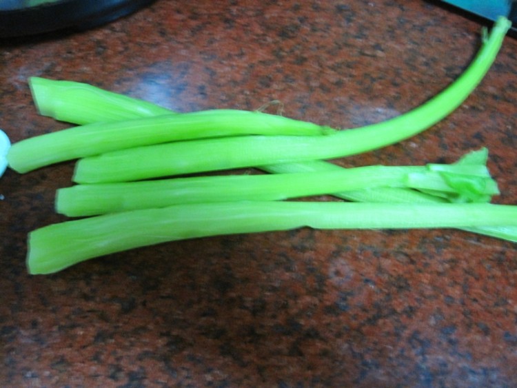 腊肉炒油麦菜杆步骤2