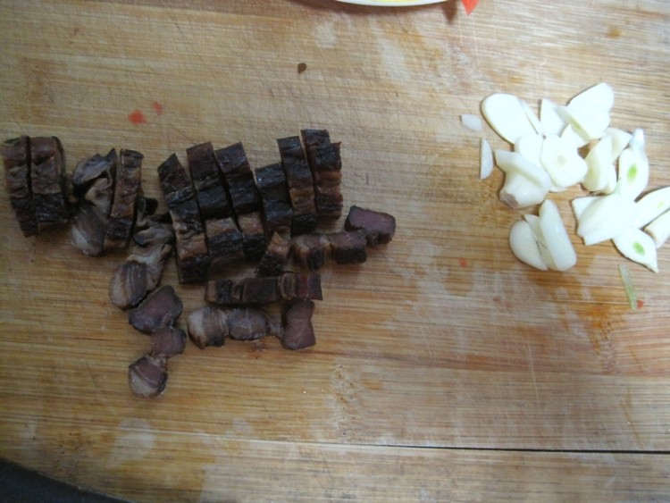 腊肉炒油麦菜杆步骤3