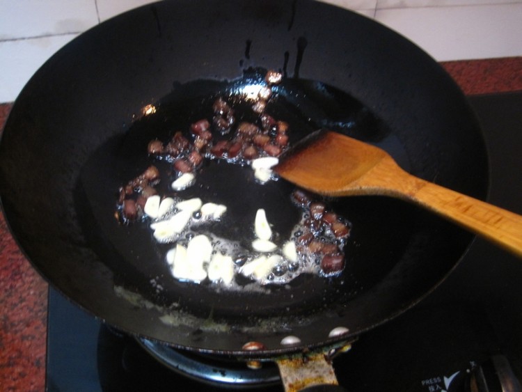 腊肉炒油麦菜杆步骤6
