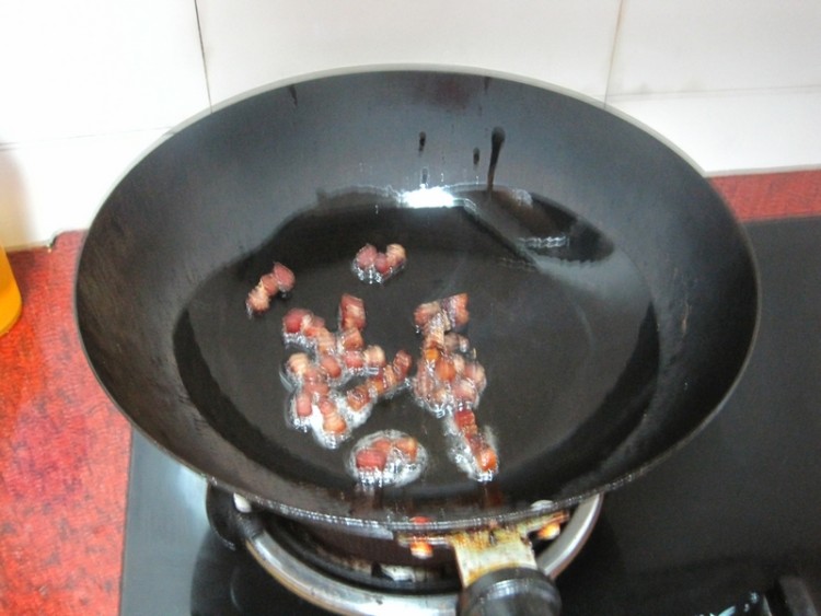 腊肉炒油麦菜杆步骤5