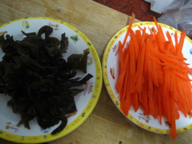 腊肉炒油麦菜杆步骤4