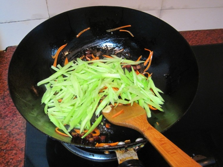 腊肉炒油麦菜杆步骤10