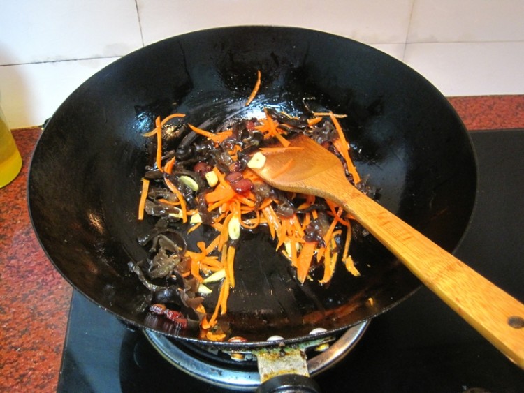 腊肉炒油麦菜杆步骤9