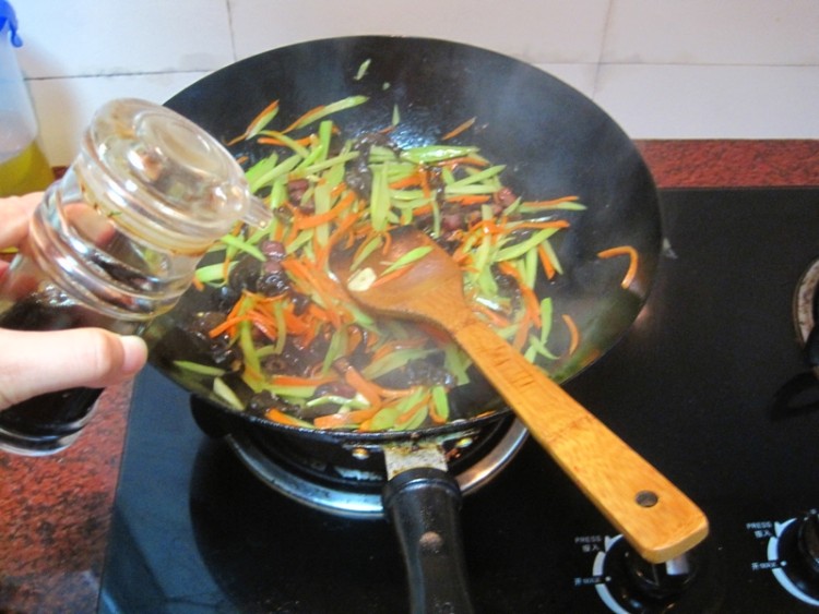 腊肉炒油麦菜杆步骤11