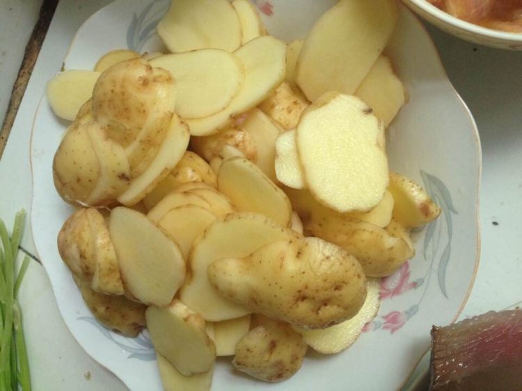 腊肉焖小土豆步骤1