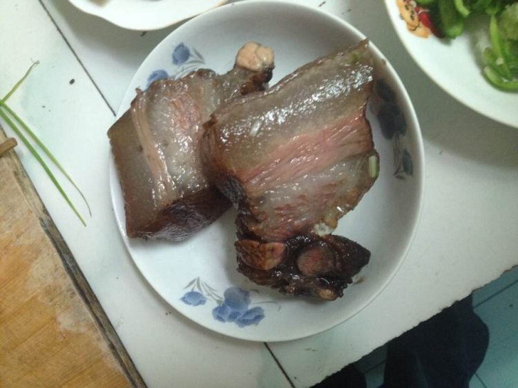 腊肉焖小土豆步骤2