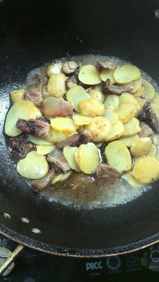 腊肉焖小土豆步骤6