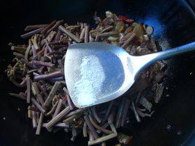 腊肉炒蕨菜步骤8