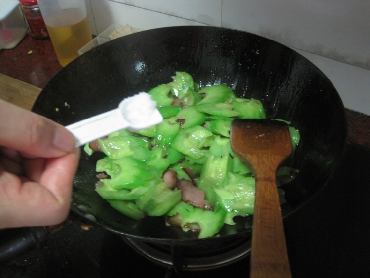 腊味炒苦瓜步骤7