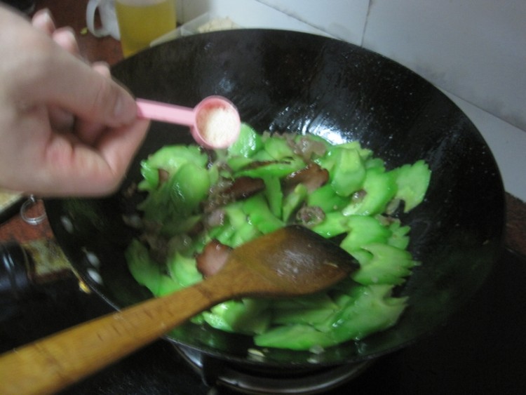 腊味炒苦瓜步骤8