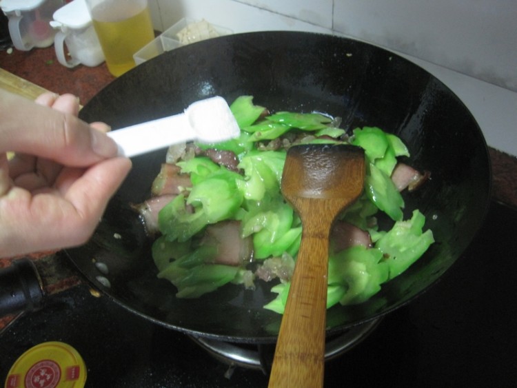 腊味炒苦瓜步骤6