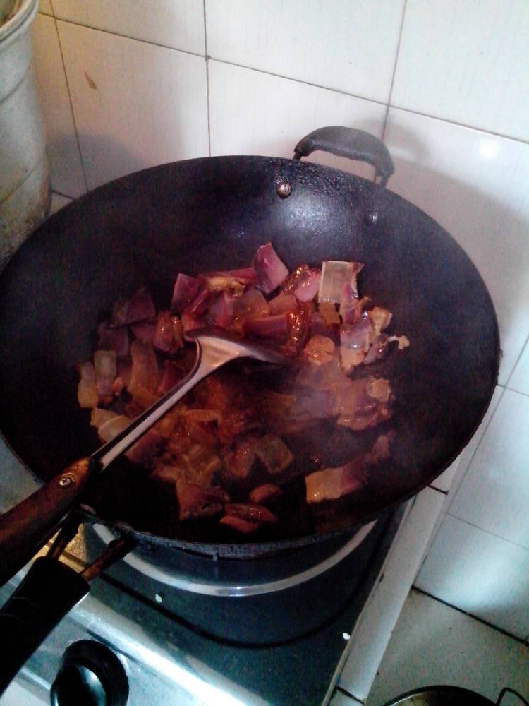 橄榄豆炒腊肉步骤3