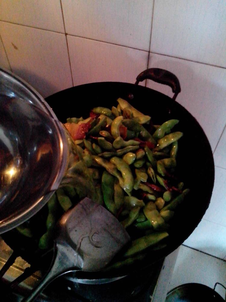 橄榄豆炒腊肉步骤5