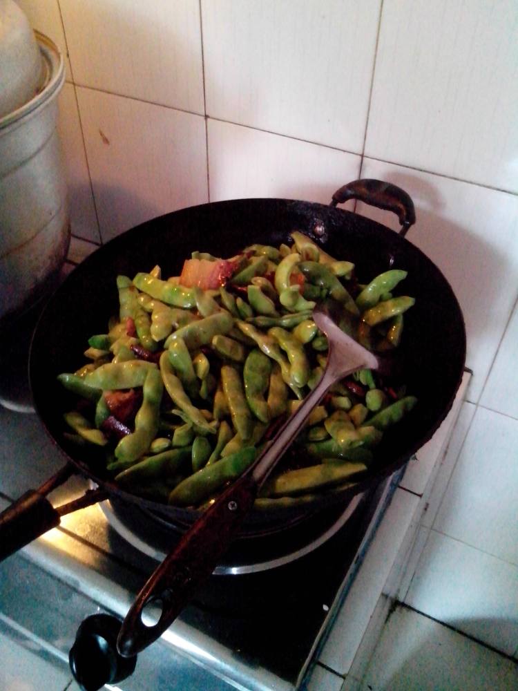 橄榄豆炒腊肉步骤4