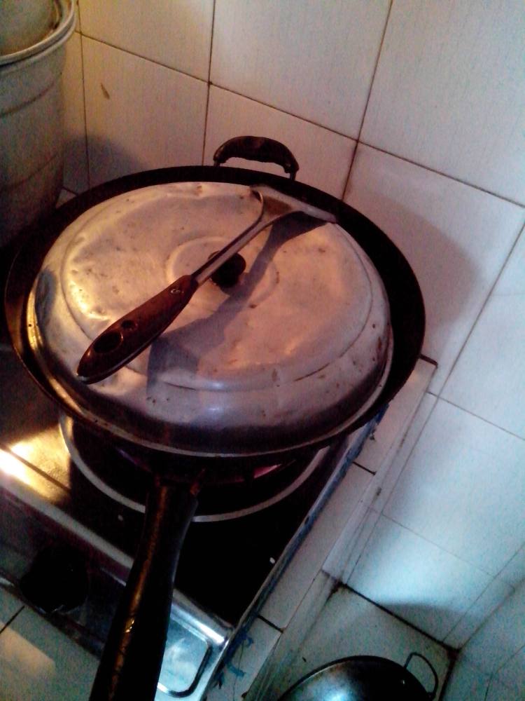 橄榄豆炒腊肉步骤6