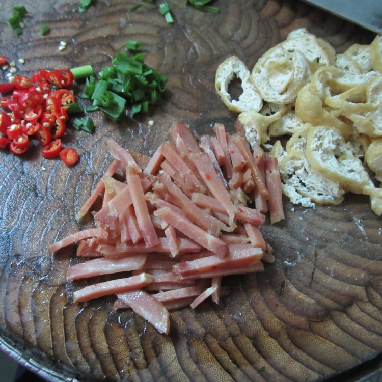 瘦腊肉拌油豆腐丝步骤2