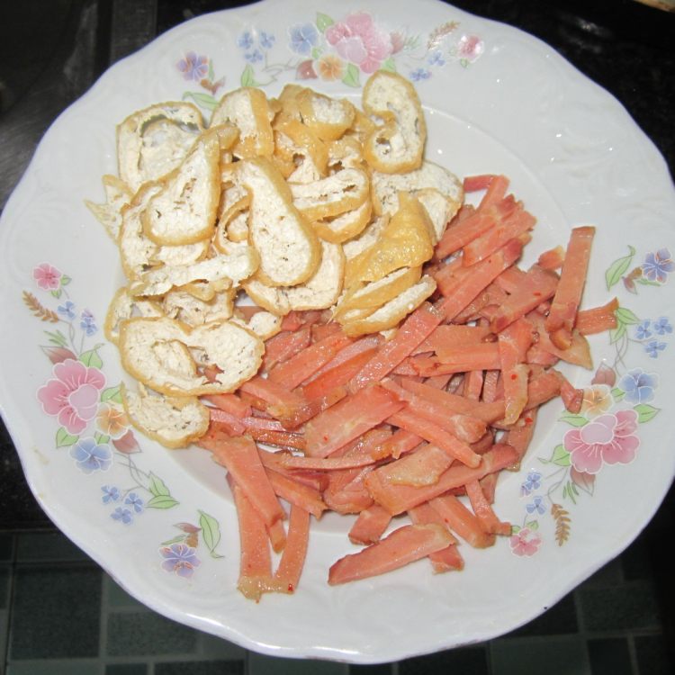 瘦腊肉拌油豆腐丝步骤3