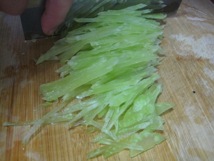 腊肉炒莴笋丝步骤2