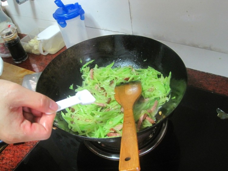 腊肉炒莴笋丝步骤7